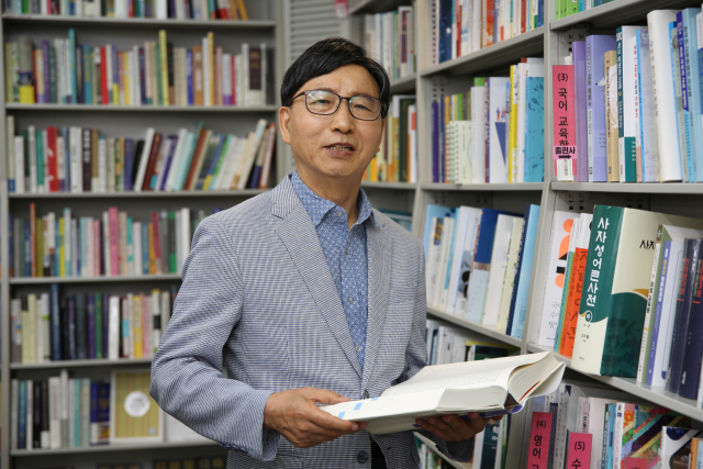 지난 4일 대구 한 서점에서 만난 임무출 씨가 최근 펴낸 