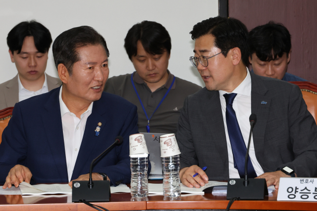 더불어민주당 당대표 후보인 정청래·박찬대 의원이 2일 서울 여의도 국회에서 열린 검찰개혁토론회에 나란히 참석해 대화하고 있다. 연합뉴스
