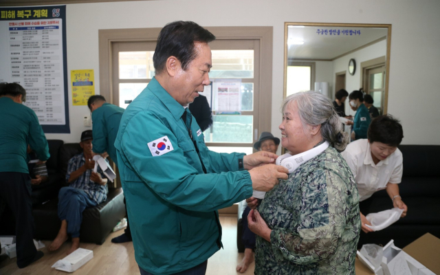 권기창 안동시장이 연일 기록적 폭염이 이어지면서 지역 곳곳을 찾아 시민 안전을 당부하고 있다. 안동시 제공