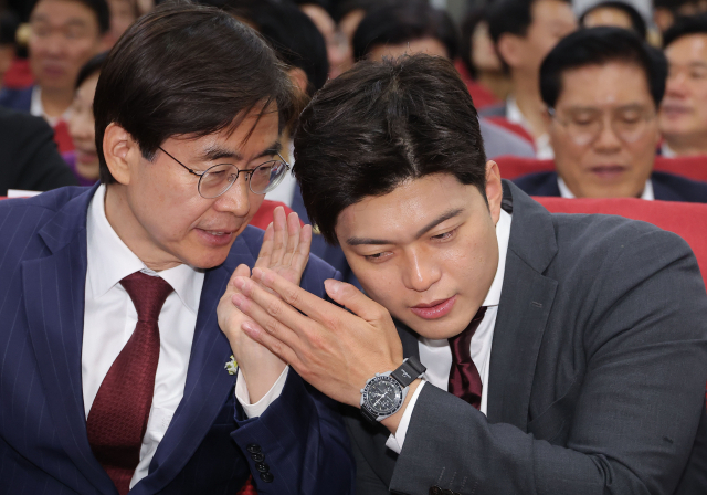 국민의힘 김용태 비상대책위원장과 조경태 의원이 19일 서울 여의도 국회 의원회관에서 열린 