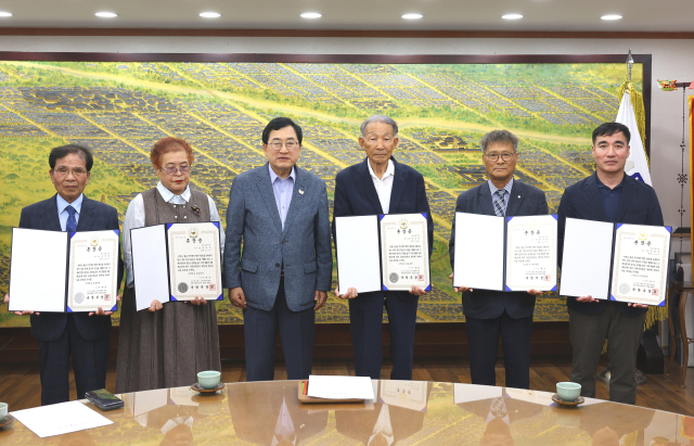 8일 경주시청에서 열린 6·25전쟁 무공훈장 전수식 후 주낙영 시장과 참전용사 유족들이 단체사진을 촬영하고 있다.