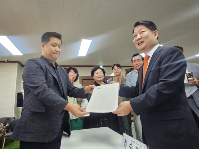 9일 국민의힘 대구시당 3층에서 권영진 국회의원(대구 달서구병)이 차기 국민의힘 대구시당위원장 선거에 출마하기 위해 필요 서류를 접수처에 제출하고 있다. 윤정훈 기자
