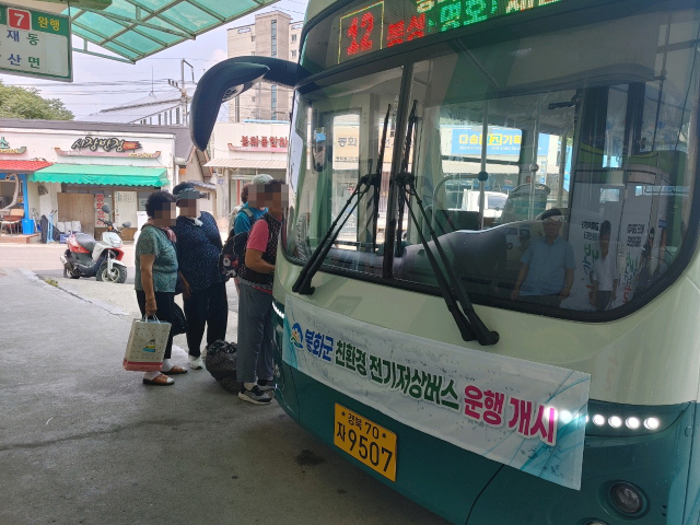 지난 8일 운행을 개시한 친환경 전기 저상버스에 주민들이 탑승하고 있다. 봉화군 제공