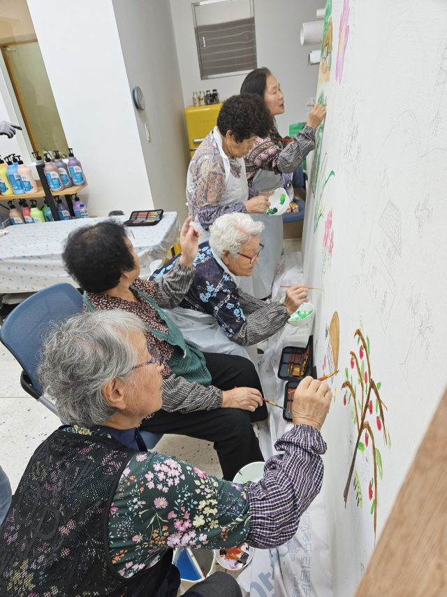 문경의 할머니 작가들이 열심히 작품활동을 하고 있는 모습. 문경작은미술관 틔움 제공