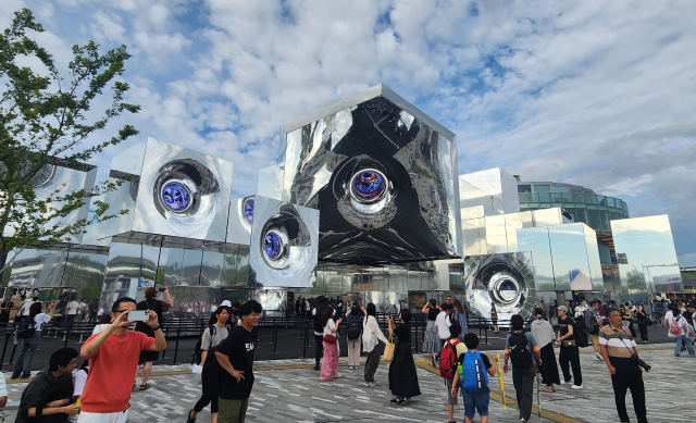 null 테마관의 반사 거울 구조 외피는 신경조직처럼 변동을 감지하며 주변 풍경을 변화시킨다. 관람객은 LED 스크린 아바타와 미래의 자신과 대화하는 미래 과학
