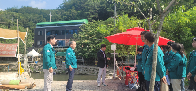 배춘식 대구 군위부군수와 합동단속 T/F팀이 여름 휴기철을 맞아 부계면 팔공산 동산계곡 등지에 대한 불법행위를 집중 점검하고 있다. 군위군 제공