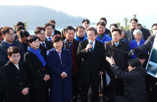 이재명 대통령은 당 대표 시기였던 지난 2024년 1월 2일 부산 가덕도 대항전망대에서 김모(67) 씨로부터 흉기 피습(대법원 징역 15년 선고)을 당했다. 박찬대 의원은 바로 옆에서 이를 목격했다. 당시 테러 발생 전 현장 모습. 연합뉴스