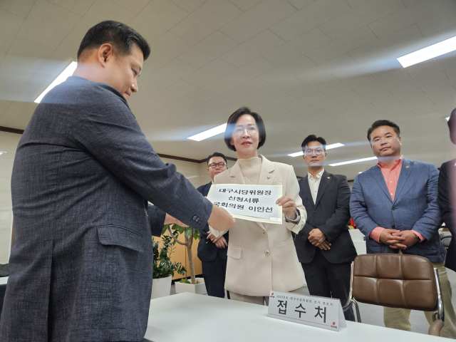 이인선 국회의원(대구 수성구을)이 9일 오후 2시 국민의힘 대구시당을 찾아 2025년도 대구시당위원장선거 후보자 등록 접수를 하고 있다. 윤정훈 기자