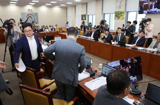 7일 서울 여의도 국회에서 열린 과학기술정보통신위원회 전체회의에서 여야 의원들이 방송3법 관련 의사진행 발언을 하던 중 국민의힘 의원들이 의사진행에 항의하며 퇴장하고 있다 연합뉴스