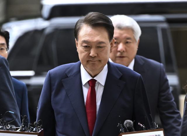 12·3 비상계엄과 관련해 특검의 수사를 받는 윤석열 전 대통령이 9일 서울 서초구 서울중앙지법에서 열린 영장실질심사에 출석하기 위해 법정으로 향하고 있다. 연합뉴스