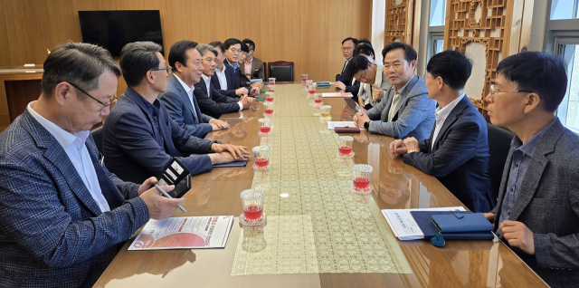 안동시가 9일 경북도를 찾아 주요 현안에 대한 예산 집중 지원을 건의했다. 안동시 제공