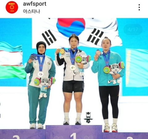 2025 아시아주니어역도선수권 여자 77㎏급에서 우승한 전희수(가운데). 아시아역도연맹 인스타그램 캡처