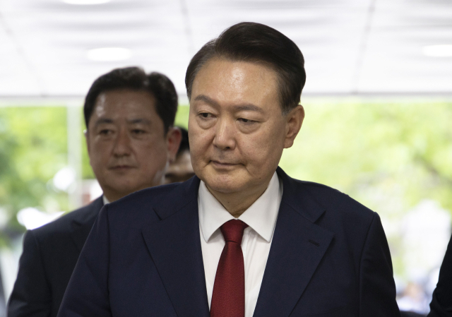 12·3 비상계엄과 관련해 특검의 수사를 받는 윤석열 전 대통령이 9일 서울 서초구 서울중앙지법에서 열린 영장실질심사에 출석하기 위해 법정으로 향하고 있다. 연합뉴스