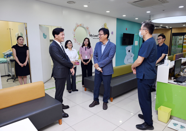 안병구 밀양시장이 지난 8일 달빛어린이병원으로 지정된 미르아이병원을 방문해 의료진을 격려하고 있다.밀양시 제공