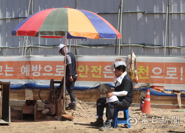 9일 오후 대구 중구 한 건설현장 작업들이 휴식쉼터에서 더위를 식히고 있다. 안성완 기자 asw0727@imaeil.com