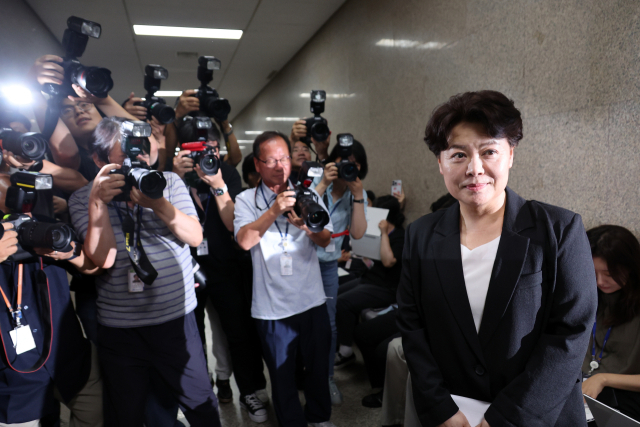 국민의힘 윤희숙 혁신위원장이 9일 서울 여의도 국회에서 기자회견을 위해 취재진 앞에 서고 있다. 연합뉴스