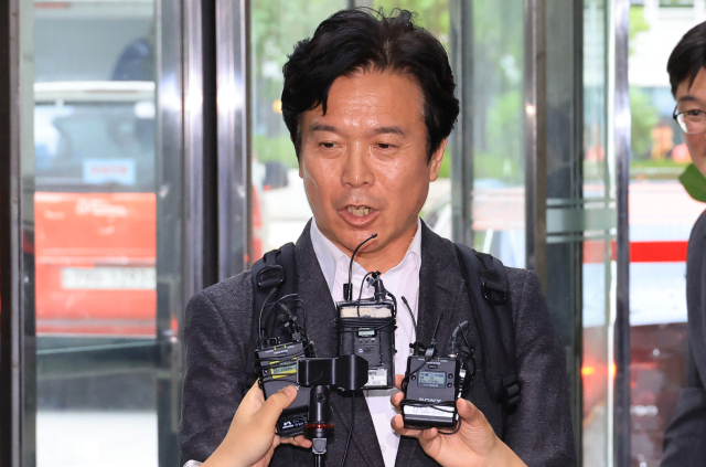 김영훈 고용노동부 장관 후보자가 24일 인사청문회 준비 사무실이 위치한 서울 중구 서울지방고용노동청으로 들어서며 기자의 질문에 답하고 있다 . 연합뉴스
