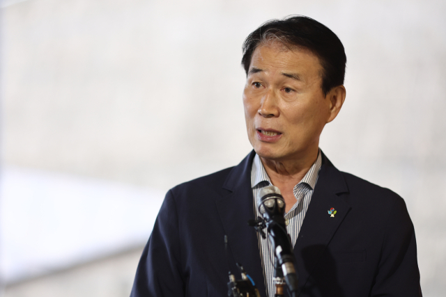 권오을 국가보훈부 장관 후보자가 25일 청문회 준비 사무실이 마련된 서울스퀘어로 출근하며 지명 소감을 밝히고 있다. 연합뉴스