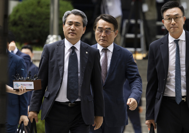윤석열 전 대통령 변호인단이 9일 서울 서초구 서울중앙지법에서 열린 윤석열 전 대통령의 영장실질심사에 출석하기 위해 법정으로 향하고 있다. 연합뉴스