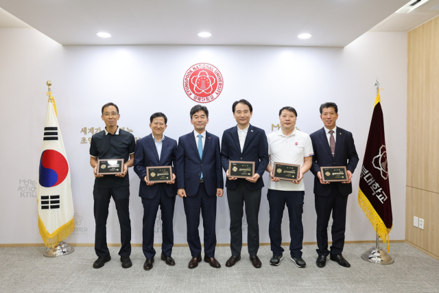 사진 왼쪽부터 김규환 타이어테크 태평로점 대표, 김원규 떡보의 하루 산격·복현점 대표, 허영우 경북대 총장, 주령국 예원 대표, 박준우 해송복어 대표, 천경호 한일사 대표다. 경북대 제공