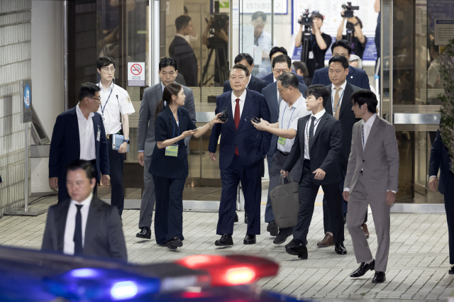12.3 비상계엄 사태 관련 내란 혐의를 받는 윤석열 전 대통령이 9일 서울 서초구 서울중앙지방법원에서 구속 전 피의자 심문(영장실질심사)을 마치고 대기 장소인 서울구치소로 이동하고 있다. 연합뉴스