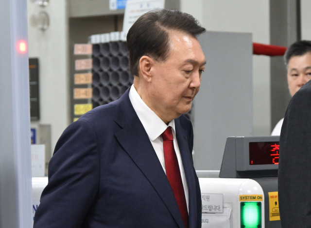 12.3 비상계엄 사태 관련 내란 혐의를 받는 윤석열 전 대통령이 9일 서울 서초구 서울중앙지방법원에서 구속 전 피의자 심문(영장실질심사)을 마치고 법원을 나서고 있다. 연합뉴스