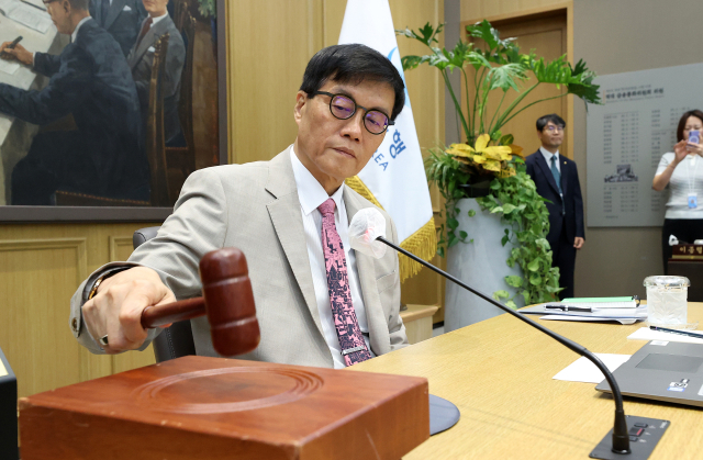 이창용 한국은행 총재가 10일 서울 중구 한국은행에서 열린 금융통화위원회에서 의사봉을 두드리고 있다. 연합뉴스