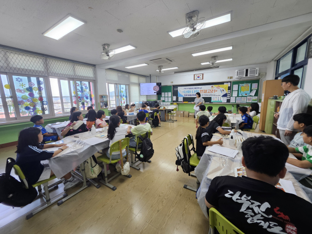 경북 영천중앙초등학교 학생들이 무더운 여름날 속에서도 열심히 학업에 매진하고 있다. 경북교육청 제공