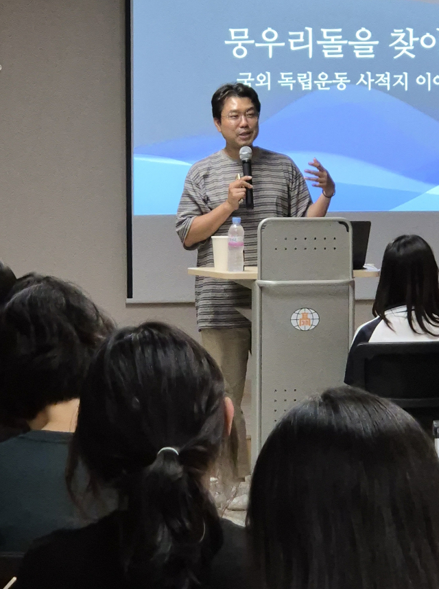 지난 7일 경북외고는 광복 80주년을 맞아 김동우 사진작가를 만나 해외에서 스러져간 독립운동가의 삶에 대한 강연을 진행했다. 경북외고 제공
