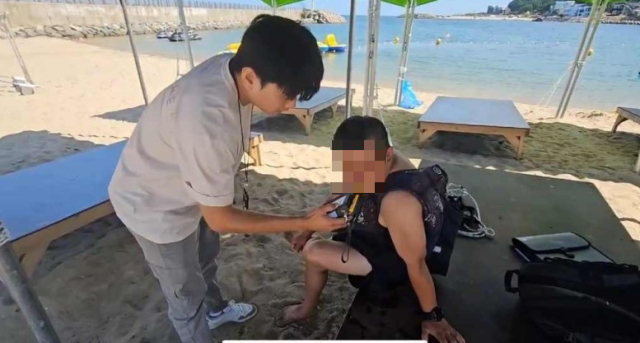울진해경이 해상레저객을 대상으로 음주운전 행위를 단속하고 있다. 울진해경 제공