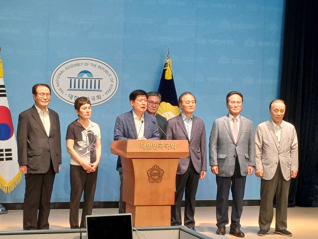 국민의힘 소속 전직 국히의원들이 10일 서울 여의도 국회 소통관에서 김문수 전 대통령 후보의 대표 추대를 요구하는 기자회견을 진행하고 있다. / 유광준 기자
