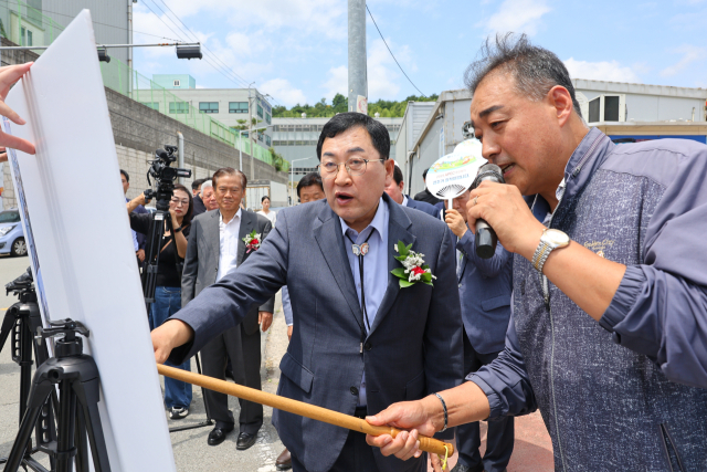 10일 경주 외동산업단지 복합문화센터 착공식에서 주낙영 경주시장 등이 센터 건립 공사에 대한 설명을 듣고 있다. 경주시 제공
