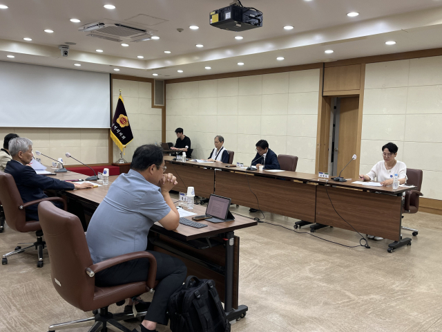10일 대구시의회 3층 회의실에서 박정희우상화사업반대범시민운동본부 주최 토론회가 열렸다. 정두나 기자.