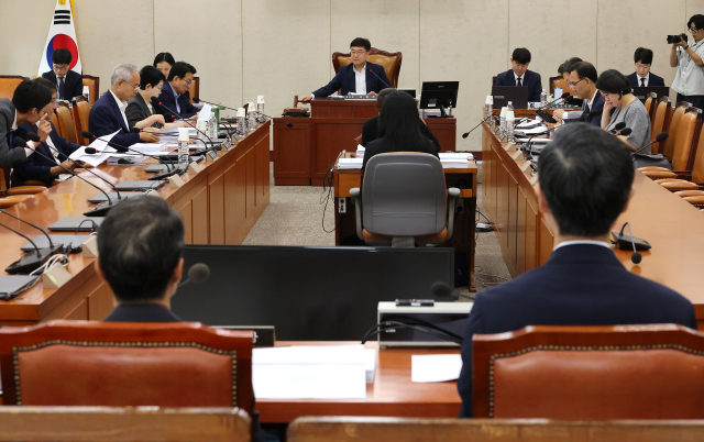 與, AI교과서 격하·지역화폐 국비 지원 강행 처리