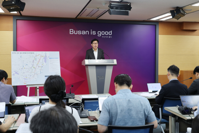 박형준 부산시장이 10일 오후 부산시청 기자회견장에서 브리핑을 열고 