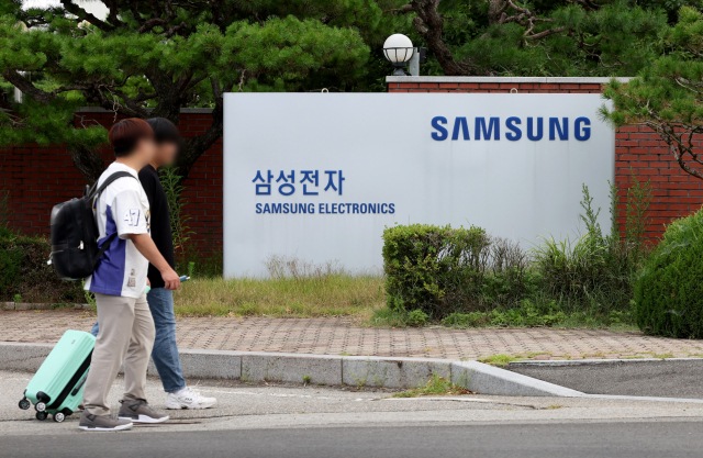 AI 데이터센터를 둘러싼 지방자치단체 간 유치 경쟁이 치열해지는 가운데, 경북 구미가 대규모 전력 인프라와 제조업 기반을 앞세워 AI 데이터센터 입지로 부상하고 있다. 사진은 삼성전자 제1구미캠퍼스 앞을 지나는 시민들의 모습. 매일신문DB