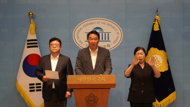 국회 농림축산식품해양수산위원회 국민의힘 간사 정희용 의원(고령성주칠곡), 같은 당 강명구 의원(구미을)이 10일 국회 소통관에서 기자회견을 열고 농어업재해대책법·농어업재해보험법 개정안의 농해수위 법안소위 통과에 대한 입장을 밝히고 있다. 정희용 의원실 제공