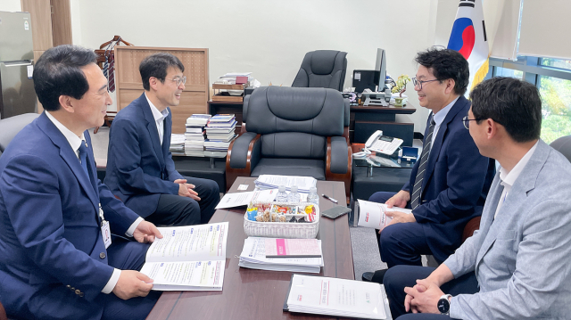 김정기 대구시장 권한대행이 10일 서울 창성동 국정기획위원회를 방문해 이한주 국정기획위원장과 박수현 국가균형성장특별위원장을 면담하고 지역 현안의 국정과제 반영을 요청하고 있다. 대구시 제공.