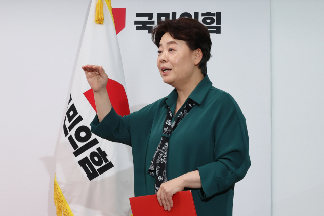 국민의힘 윤희숙 혁신위원장이 10일 서울 여의도 당사에서 제1차 혁신위원회 회의 결과 브리핑을 마친 뒤 나오며 취재진의 질문에 답변하고 있다. 연합뉴스