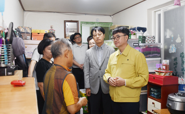 11일 임기근 기획재정부 2차관 서울 용산구에 위치한 쪽방촌을 방문해 주민과 대화하고 있다. 기획재정부 제공