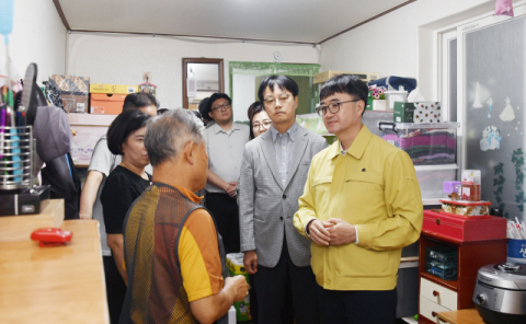 폭염 속 쪽방촌 찾은 기재2차관 