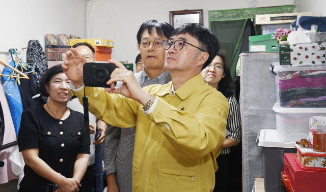 11일 임기근 기획재정부 2차관이 서울 용산구 폭염 취약계층 현장을 방문해 열화상 카메라로 온도를 실내를 측정하고 있다. 기획재정부 제공