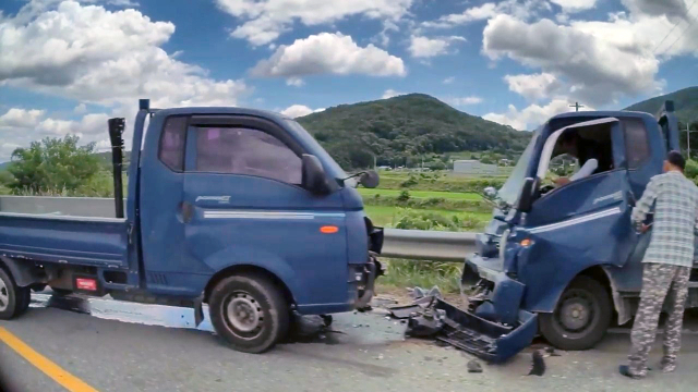 지난 2일 경북 예천군 지보면의 한 지방도에서 1t 포터 차량 두 대가 정면 추돌한 사고가 발생한 모습. 경북교육청 제공