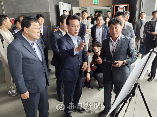 11일 김민석 국무총리(가운데)가 APEC 정상회의가 열릴 경주화백컨벤션센터에서 김상철 APEC준비지원단장으로부터 설명을 듣고 있다. 김진만 기자