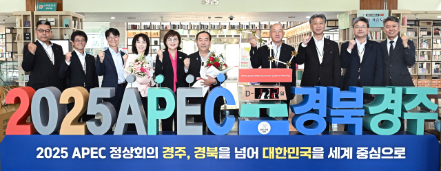 11일 도청을 방문한 요코타 미카 히로시마현부지사와 나카모토 타카시 현의회 의장이 경북도청 관계자들과 기념촬영을 하고 있다. 경북도 제공
