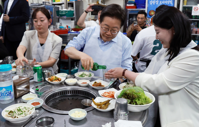 앞치마 입고 '소맥' 말고…李대통령 공개 외식