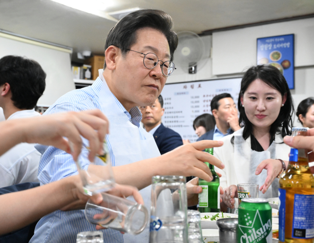 이재명 대통령이 11일 서울 광화문 인근 한식당에서 시민들과 식사하고 있다.