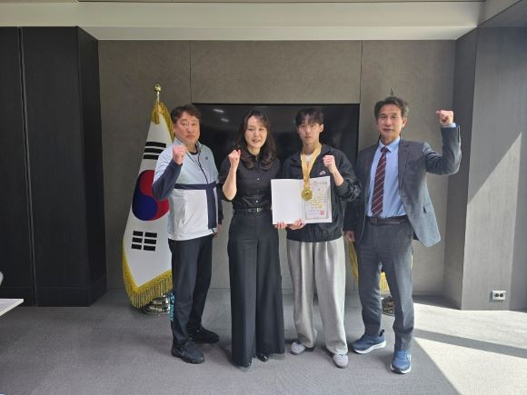 대구과학대 박지은 총장과 박시현 선수 및 코치진이