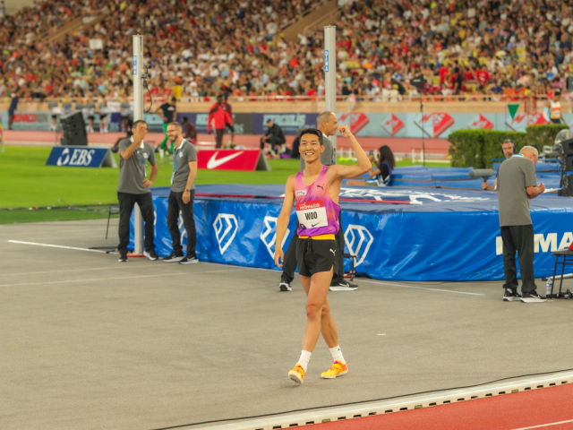 우상혁이 12일(한국시간) 모나코의 스타드 루이 2세 경기장에서 열린 2025 세계육상연맹 다이아몬드리그 남자 높이뛰기 경기에서 우승한 뒤, 관중석을 향해 인사하고 있다. 우상혁은 올 시즌 국제대회 7연승 행진을 벌였다. 용인시청 육상단 제공