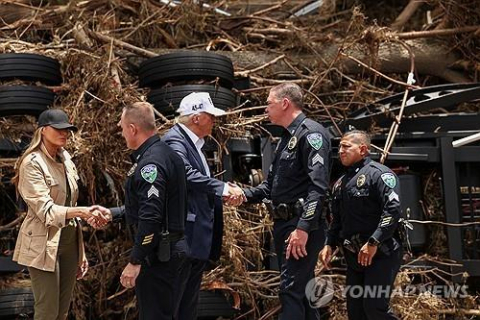 트럼프, '사망·실종 290명' 텍사스 홍수현장 방문…